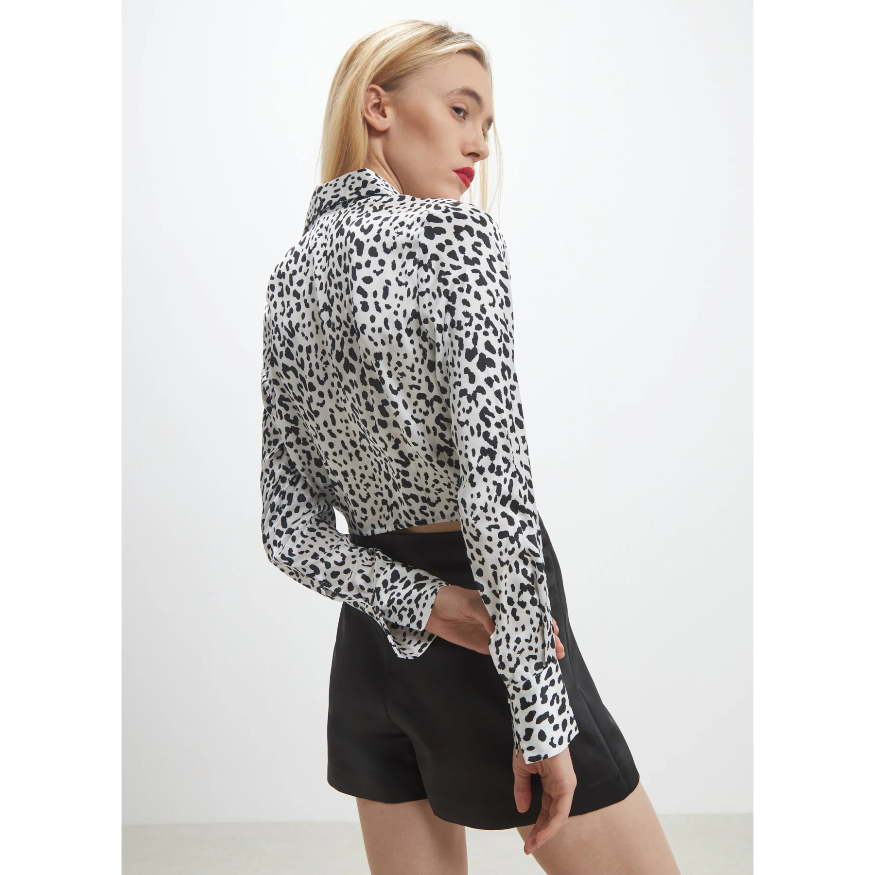 Camicia crop in raso fantasia animalier