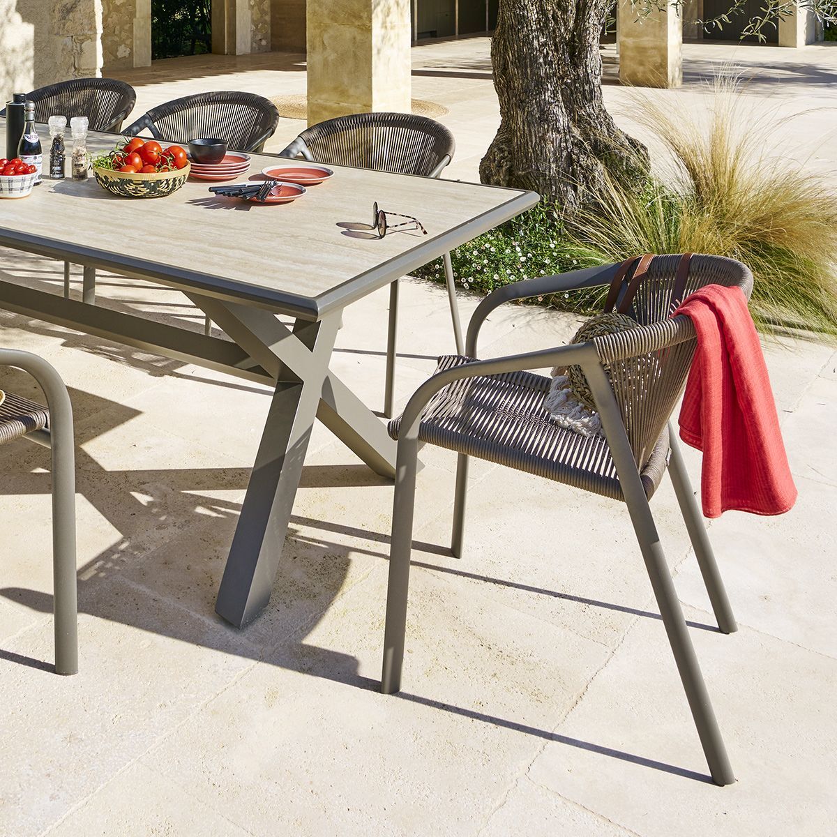Fauteuil de jardin empilable "Riu" vert wengé & praliné en aluminium traité en epoxy