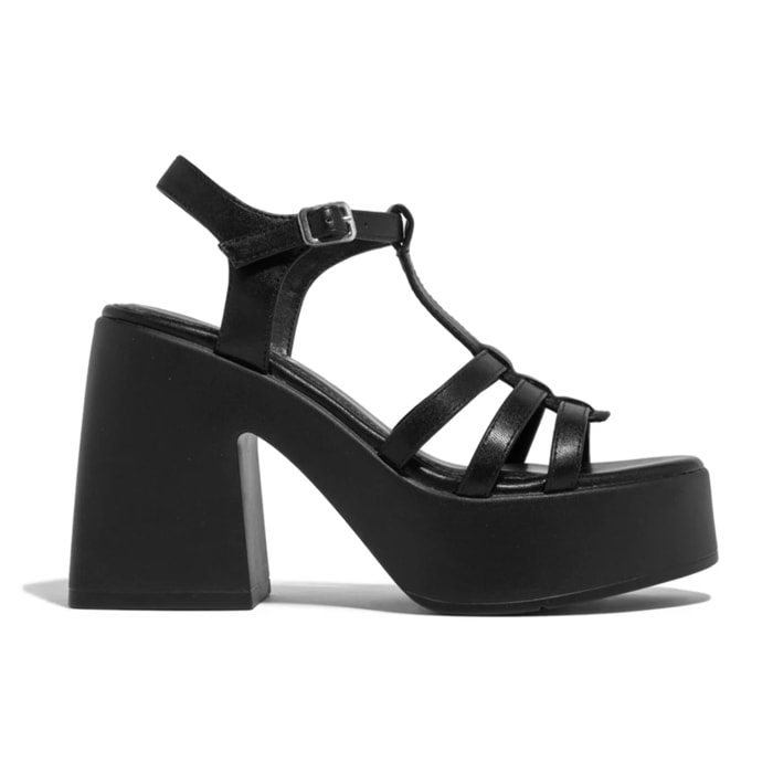 Sandalia de plataforma con tacón ancho y diseño de tiras cruzadas