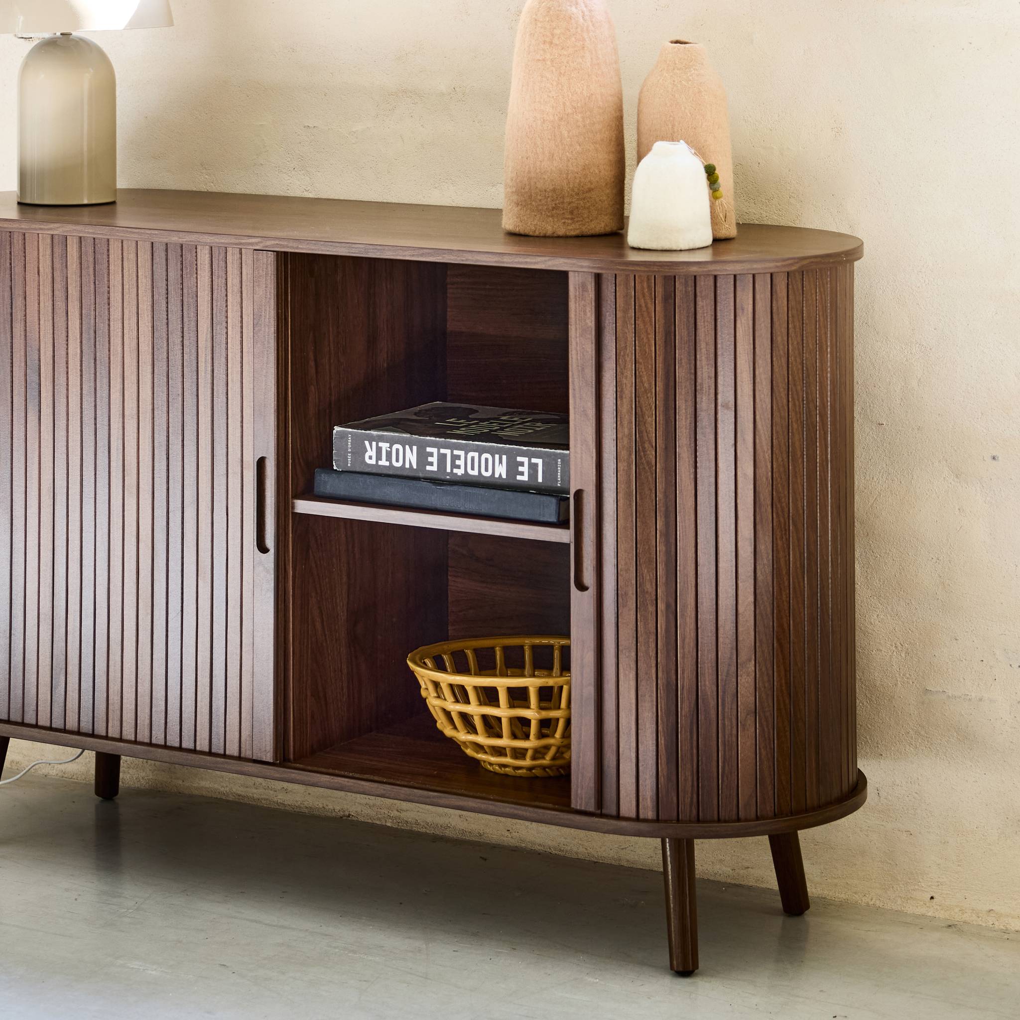 Buffet scandinave 2 portes coulissantes. 4 compartiments. effet bois rainuré. couleur noyer. buffet bas. L 120 x P 40 x H 75cm