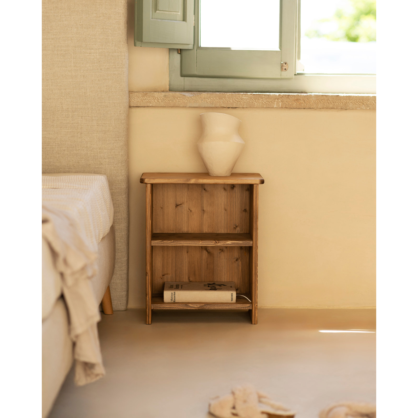 Table de chevet en bois massif en ton chêne foncé de 50x42cm Hauteur: 50 Longueur: 42 Largeur: 27