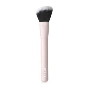 F109 DIFFUSION CHEEK Pennello obliquo dalle setole morbide e fitte ideale per scolpire ed esaltare gli zigomi in maniera naturale.