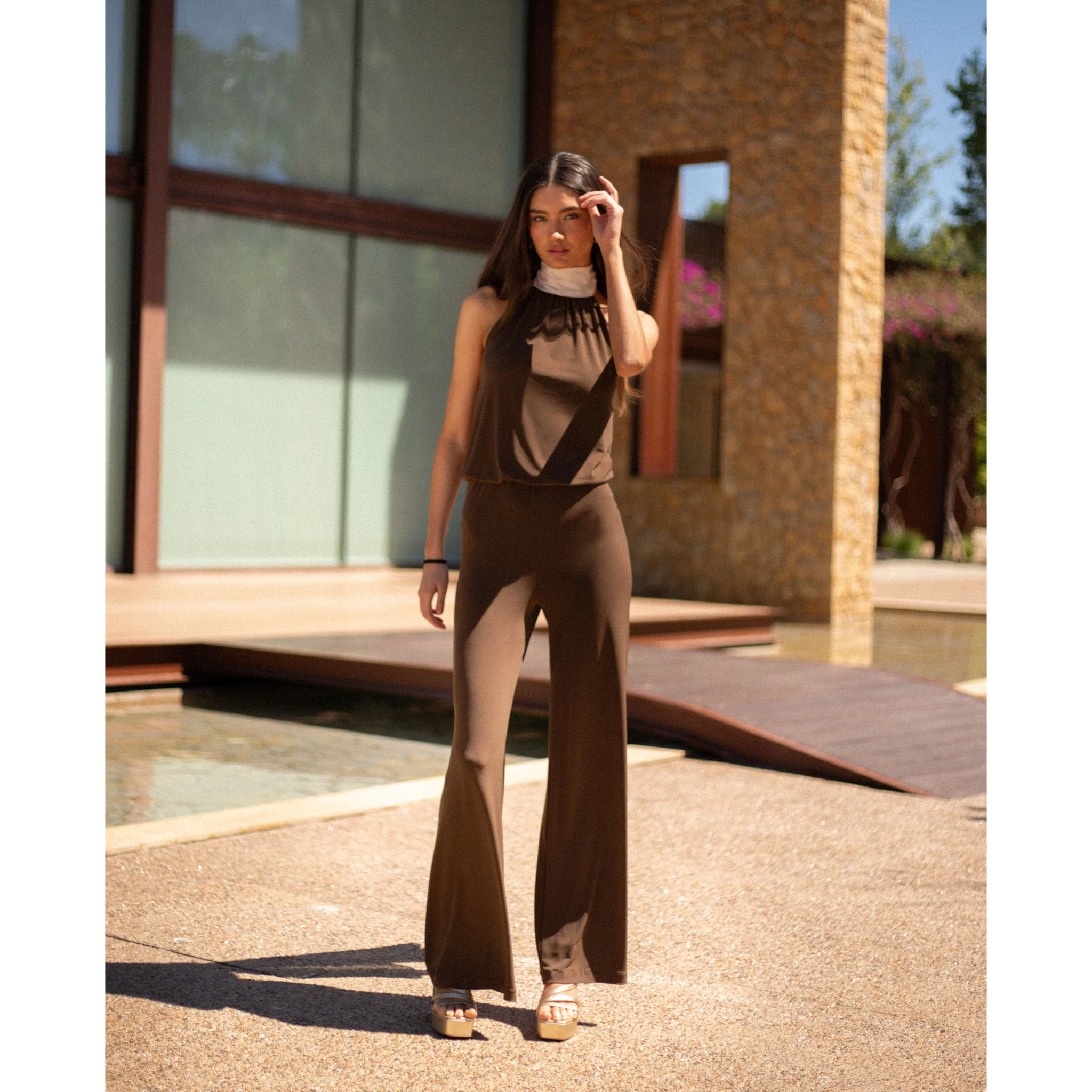 Mono largo de punto con cuello halter y pierna ancha