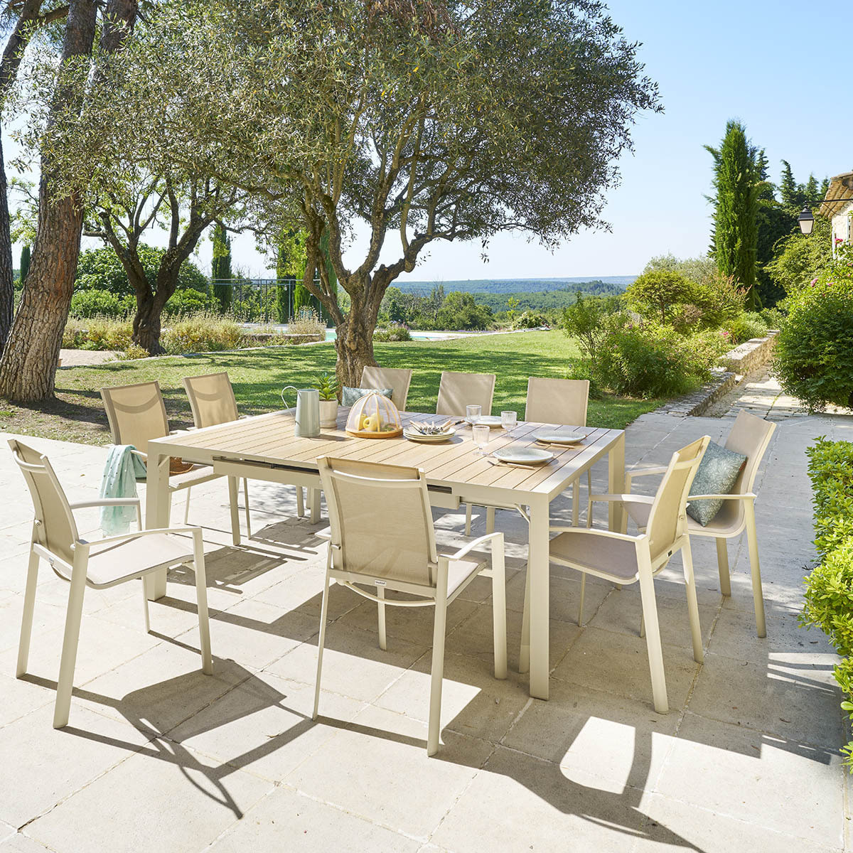 Table de jardin extensible carrée "Évasion" en aluminium lin et blanc traité époxy 10 places