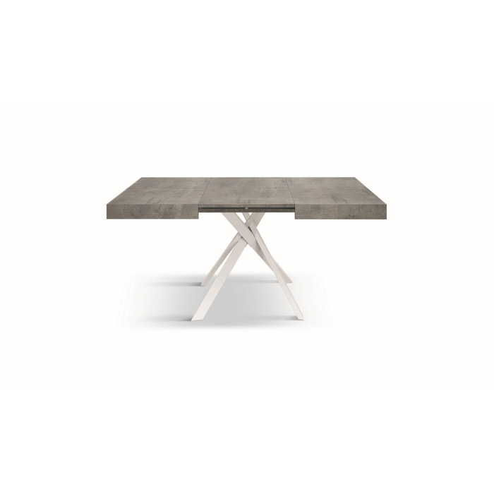 Tavolo FORTE DEI MARMI in legno, finitura grigio cemento e gambe incrociate in metallo bianco, allungabile 95x90 cm - 145 x 90 cm