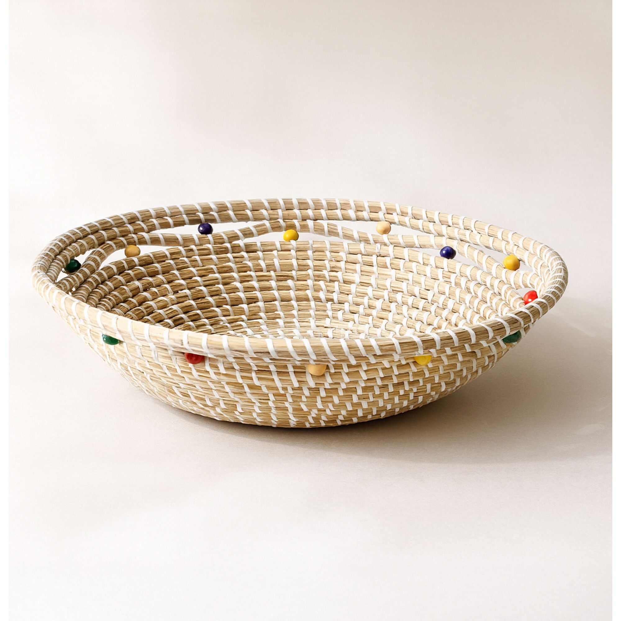Corbeille ronde en jonc de mer et perles de bois 37cm MILOS