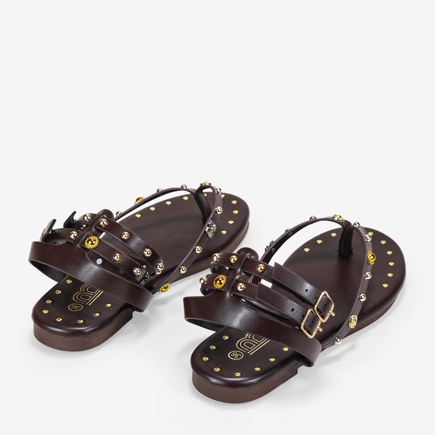 Sandalias planas marrones con tachuelas y doble pulsera