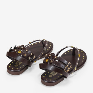 Sandalias planas marrones con tachuelas y doble pulsera