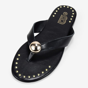 Sandalias de dedo negras planas con metal y tachuelas