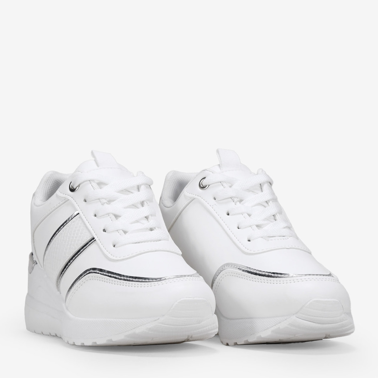 Zapatillas blancas con cordones y cuña