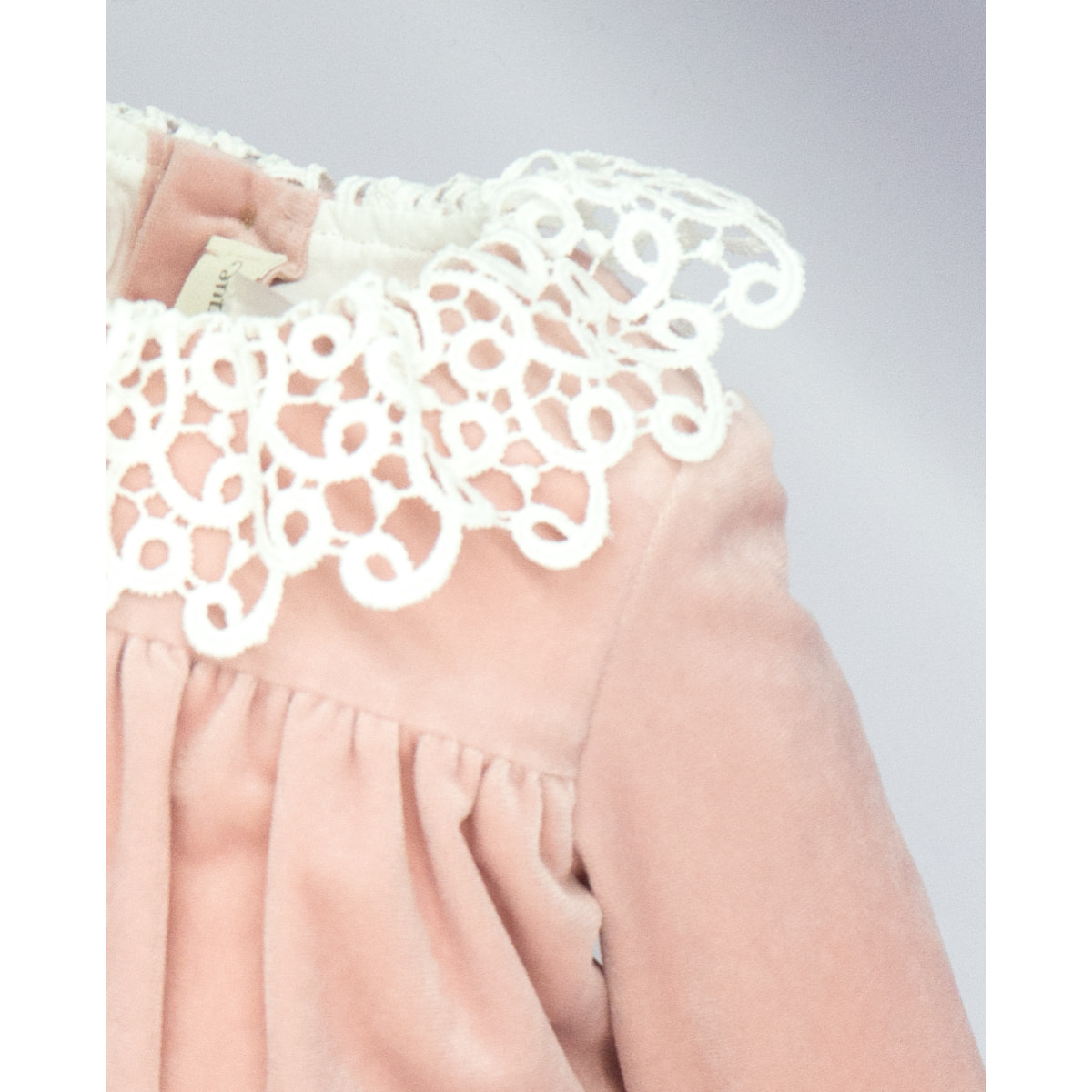 VESTIDO TERCIOPELO CUELLO DE ENCAJE ROSA