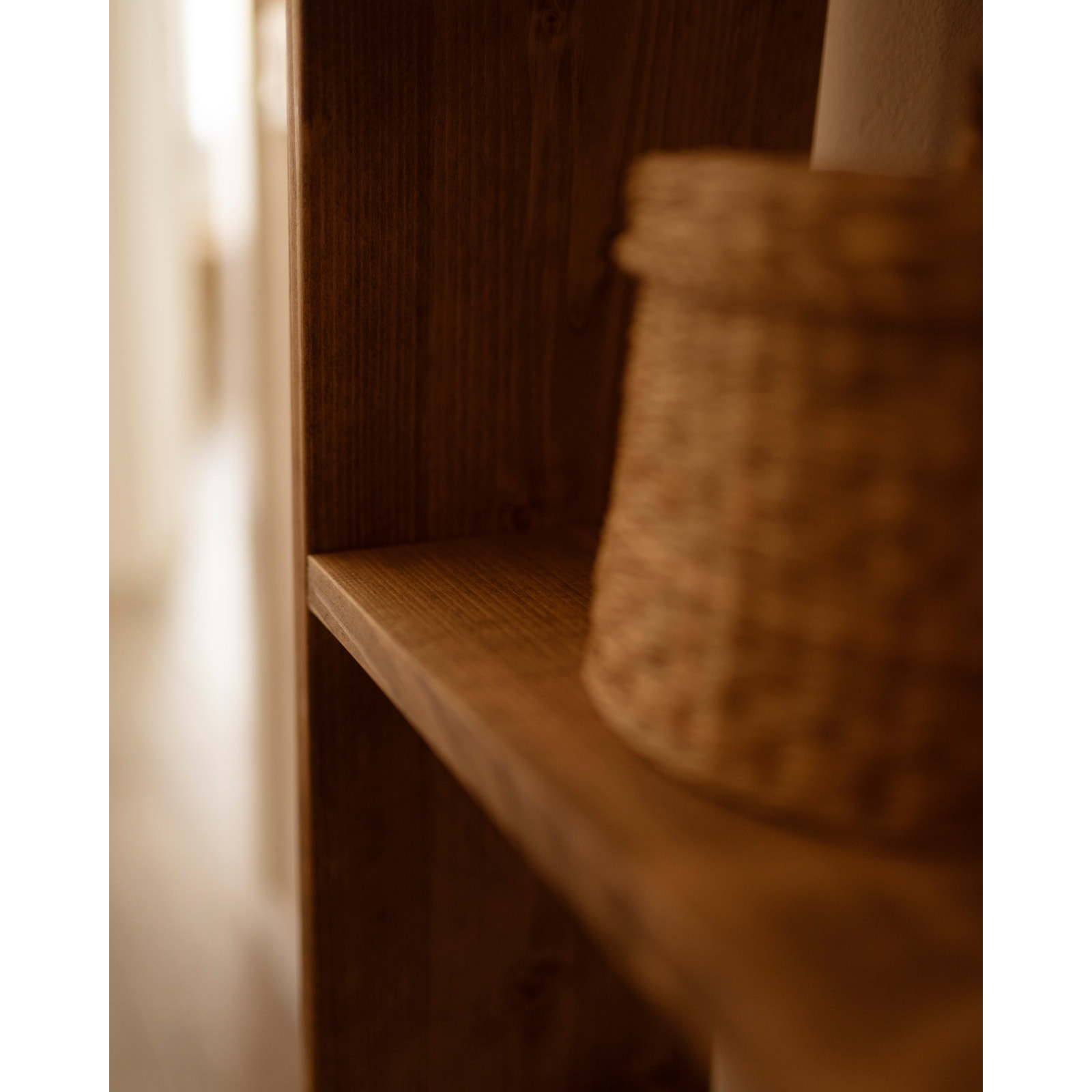 Estanteria de madera maciza en tono roble oscuro con 3 estantes Alto: 146 Largo: 40 Ancho: 20