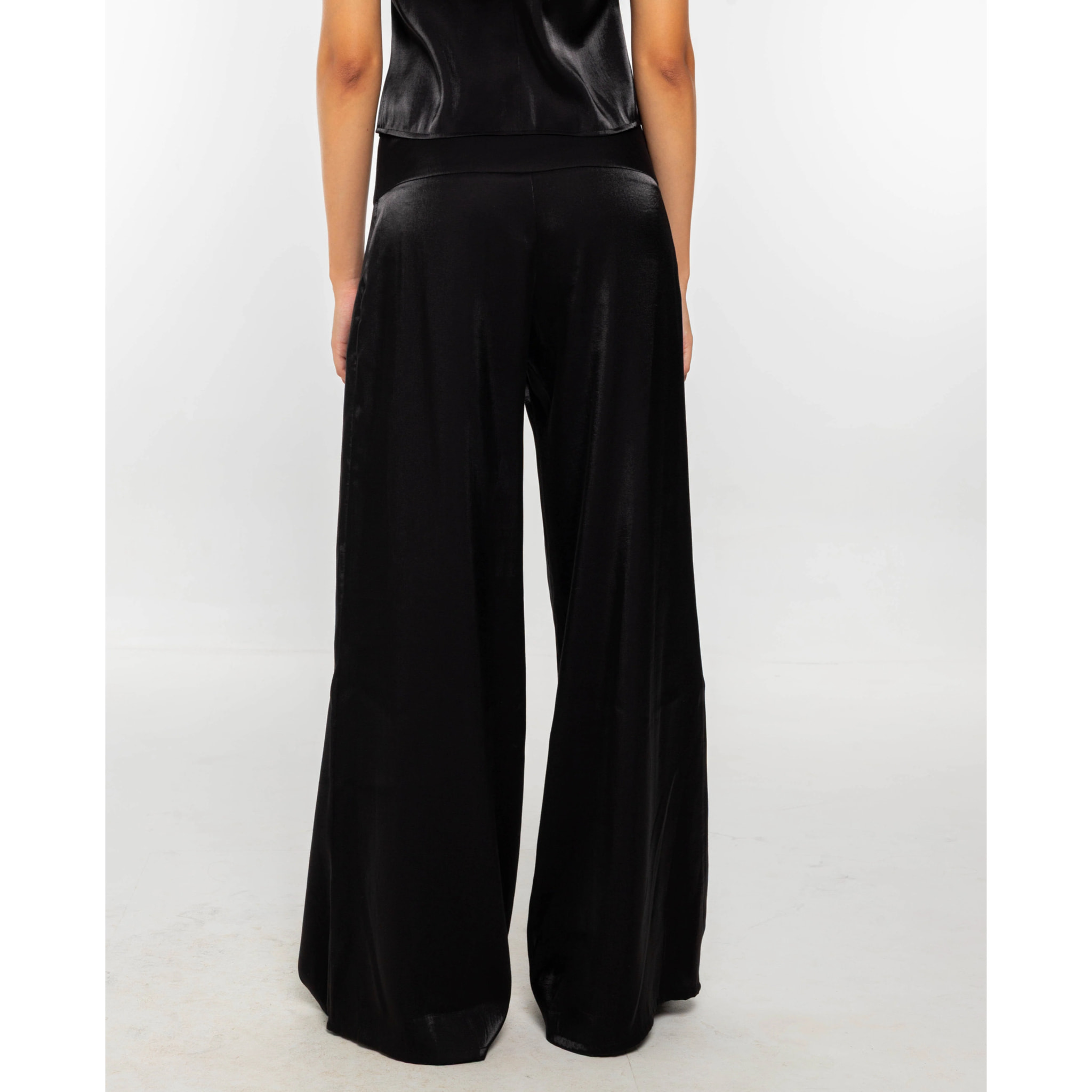 Pantalón de satén con canesú y corte pata de elefante.