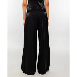 Pantalón de satén con canesú y corte pata de elefante.