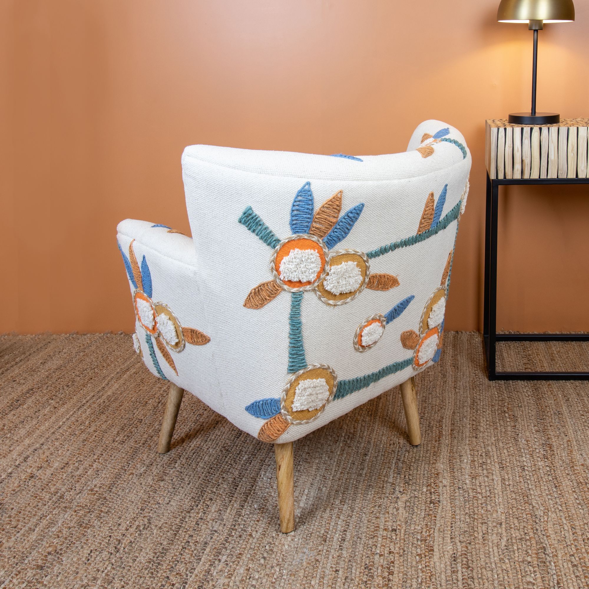 Fauteuil en coton écru brodé main et pieds en bois  MAYA