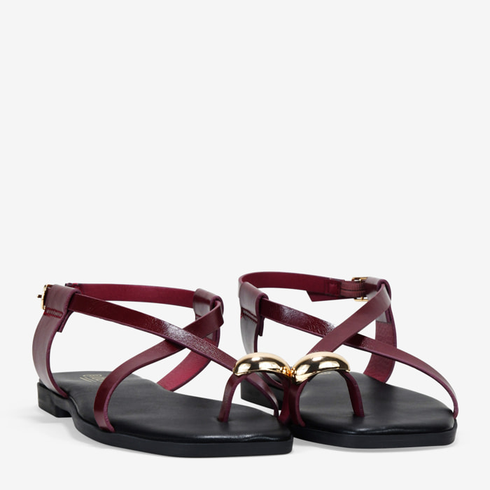 Sandalias planas burdeos de dedo con anillo