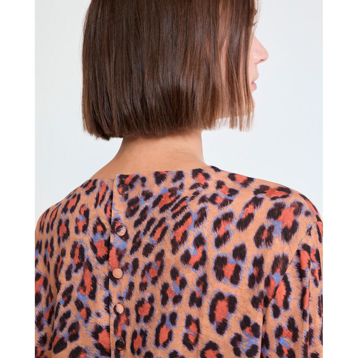 Blusa con stampa animalier e polsini aderenti
