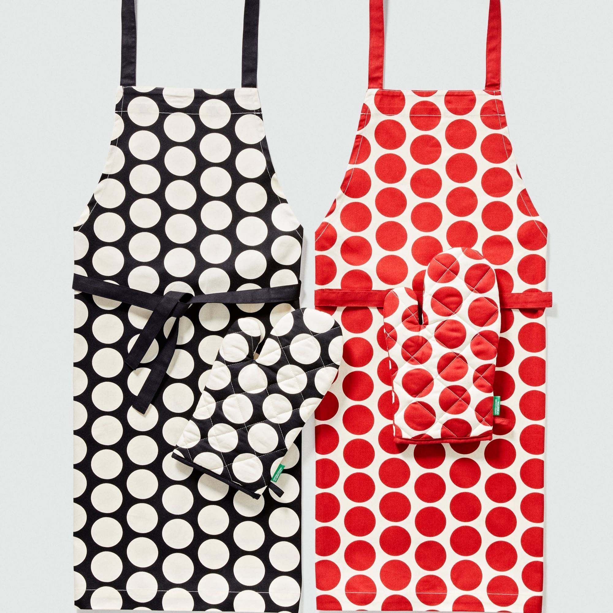 Set de guante de horno + delantal 100% algodón con topos blancos benetton