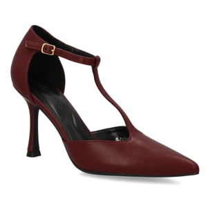 Zapato de salón con tacón alto y punta afilada