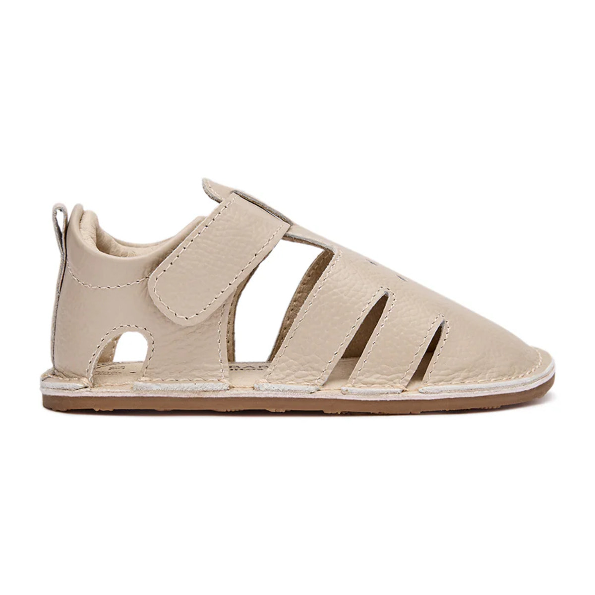 Eleganti sandali chiusi per neonati, di colore beige.