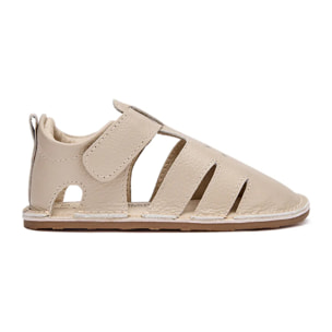 Eleganti sandali chiusi per neonati, di colore beige.