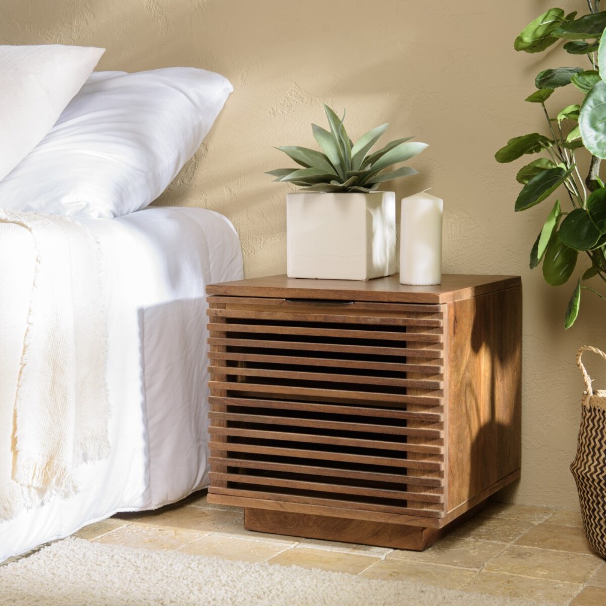 ALIX - Table de chevet en bois de manguier 1 porte ajourée