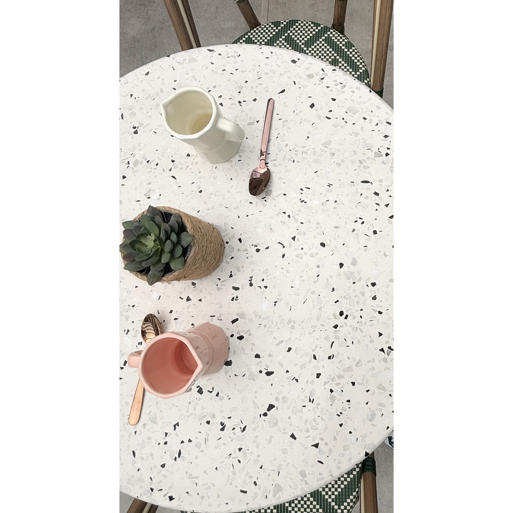 BISTRO - Table ronde de jardin en acier et plateau terrazzo