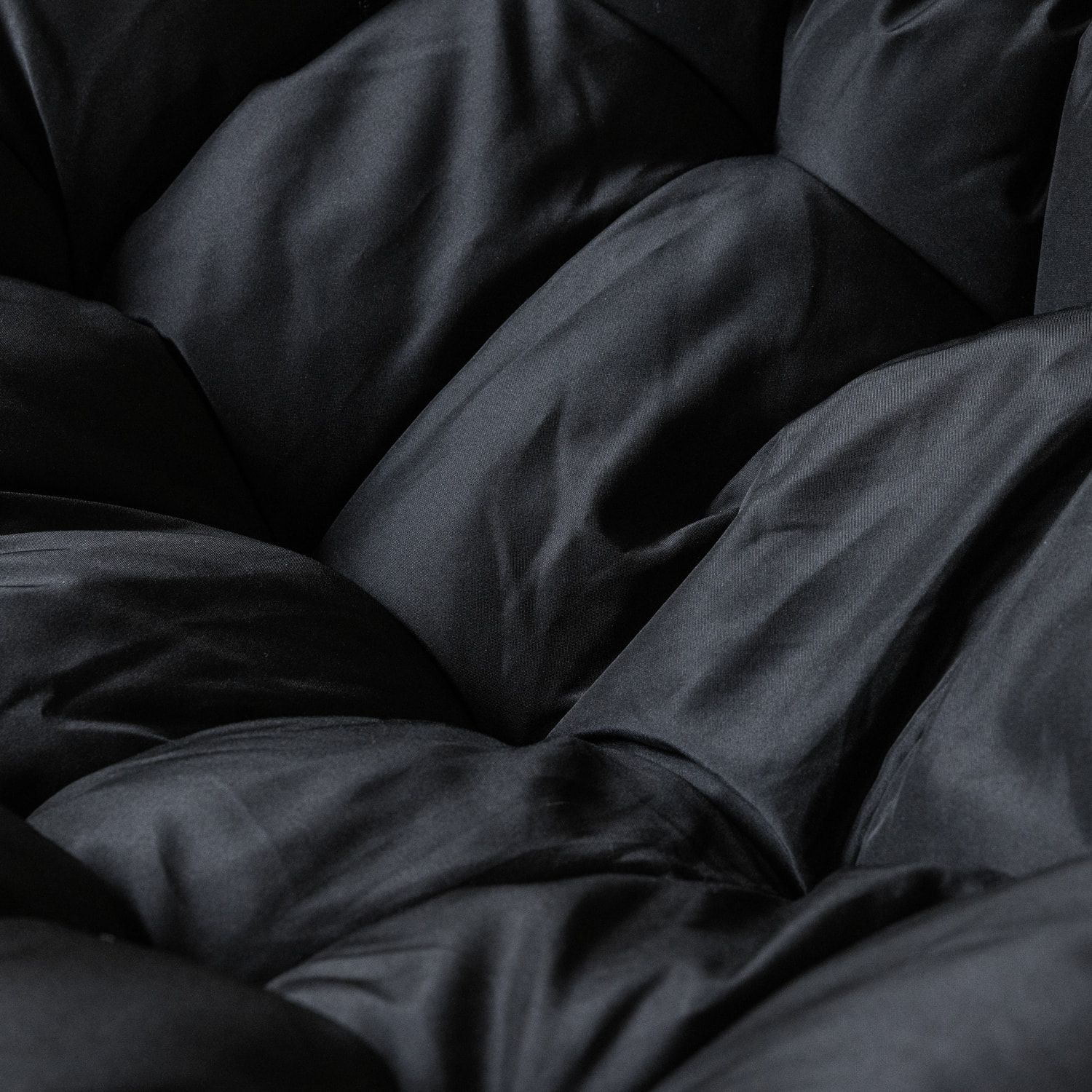 Fauteuil à bascule en rotin synthétique avec coussin noir CINTA