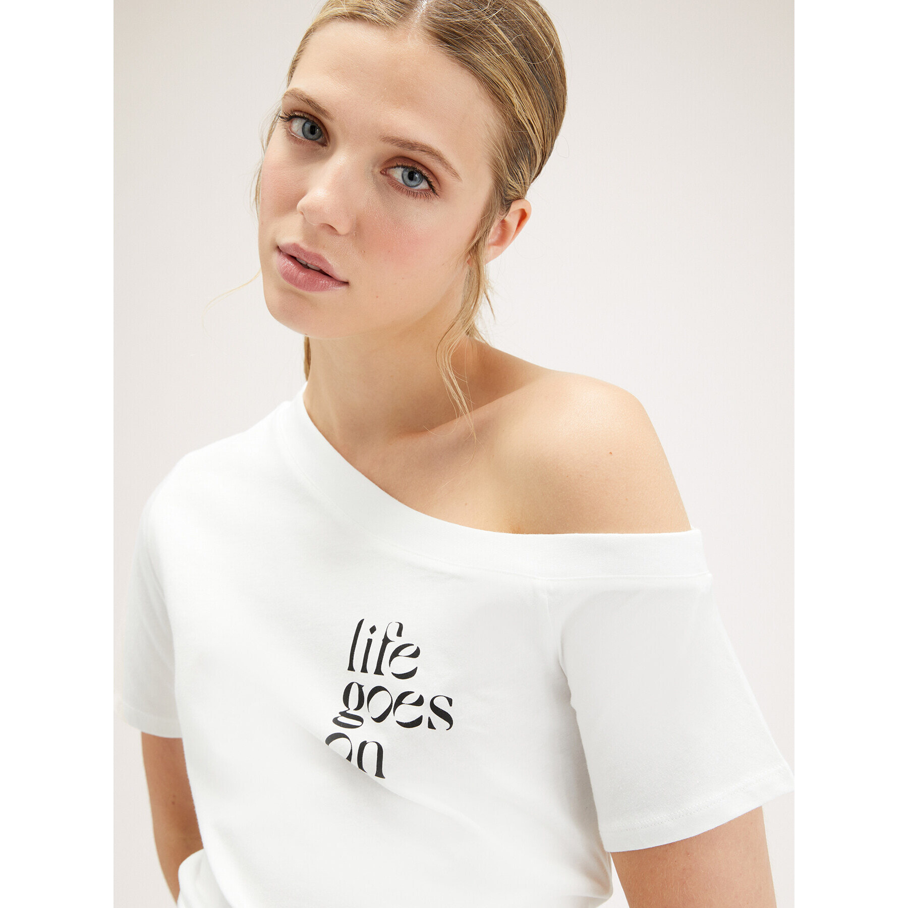Motivi - Camiseta con escote asimétrico y texto - Blanco