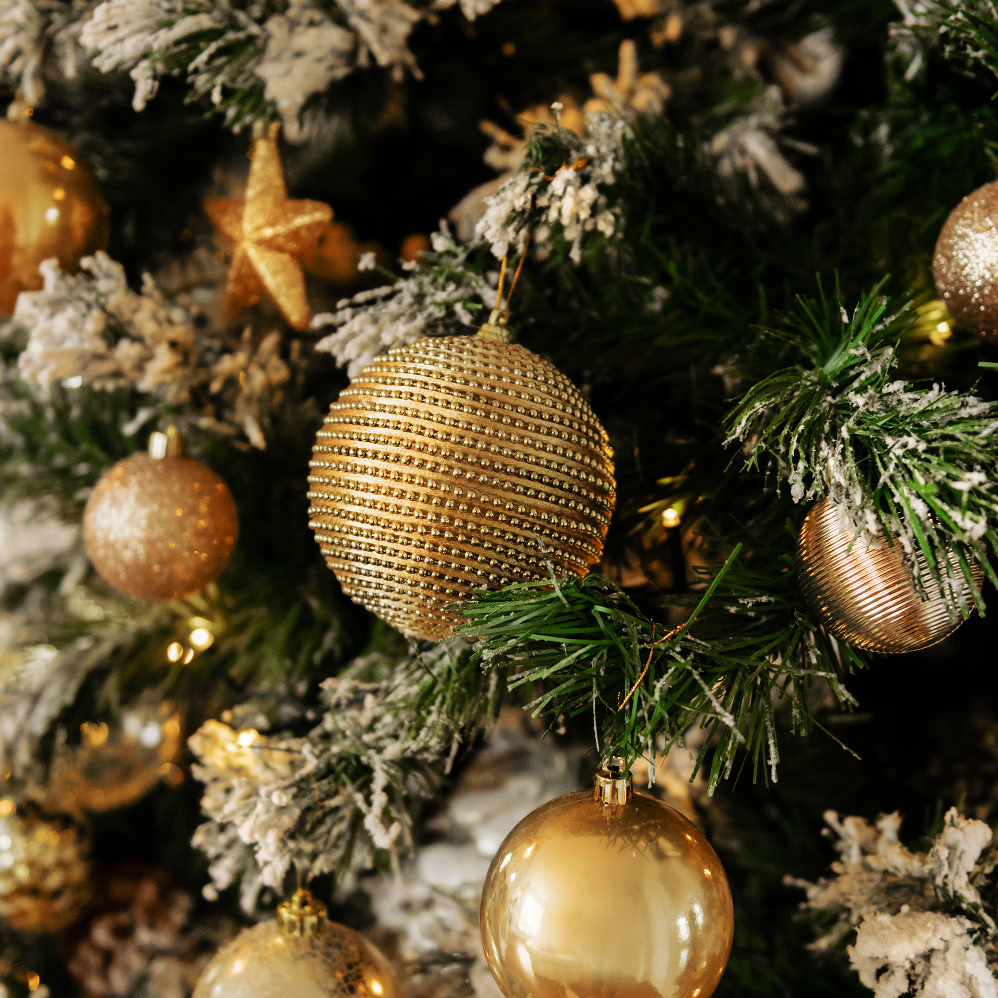 set de 35 bolas de navidad de 6cm con 5 diseños diferentes en relieve color ámbar