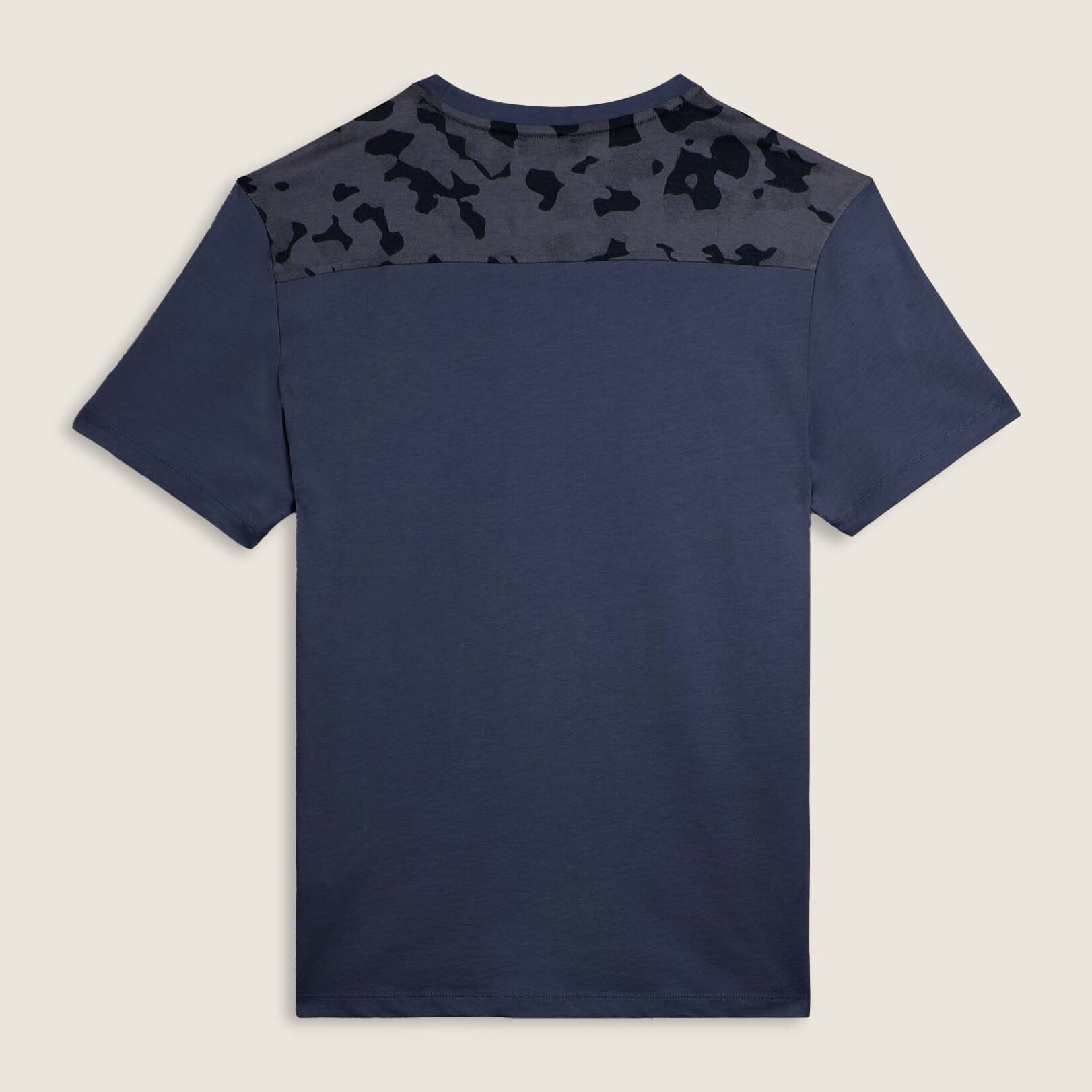 T-shirt con inserti camouflage e logo sul cuore