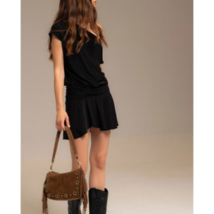 Vestido corto asimétrico con fruncidos en negro.