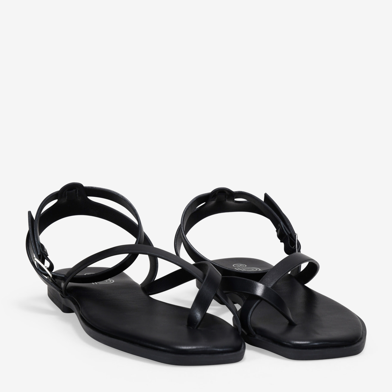 Sandalias de dedo negras con pulsera y hebilla