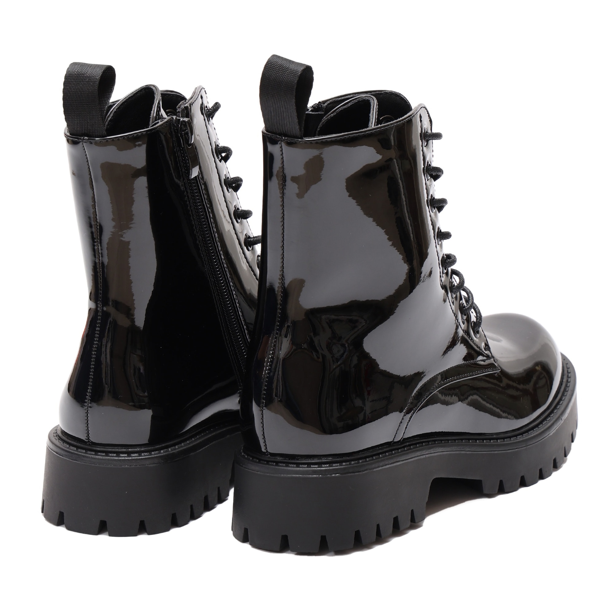 Anfibi in simil pelle verniciata con stringhe