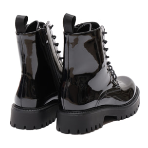 Anfibi in simil pelle verniciata con stringhe