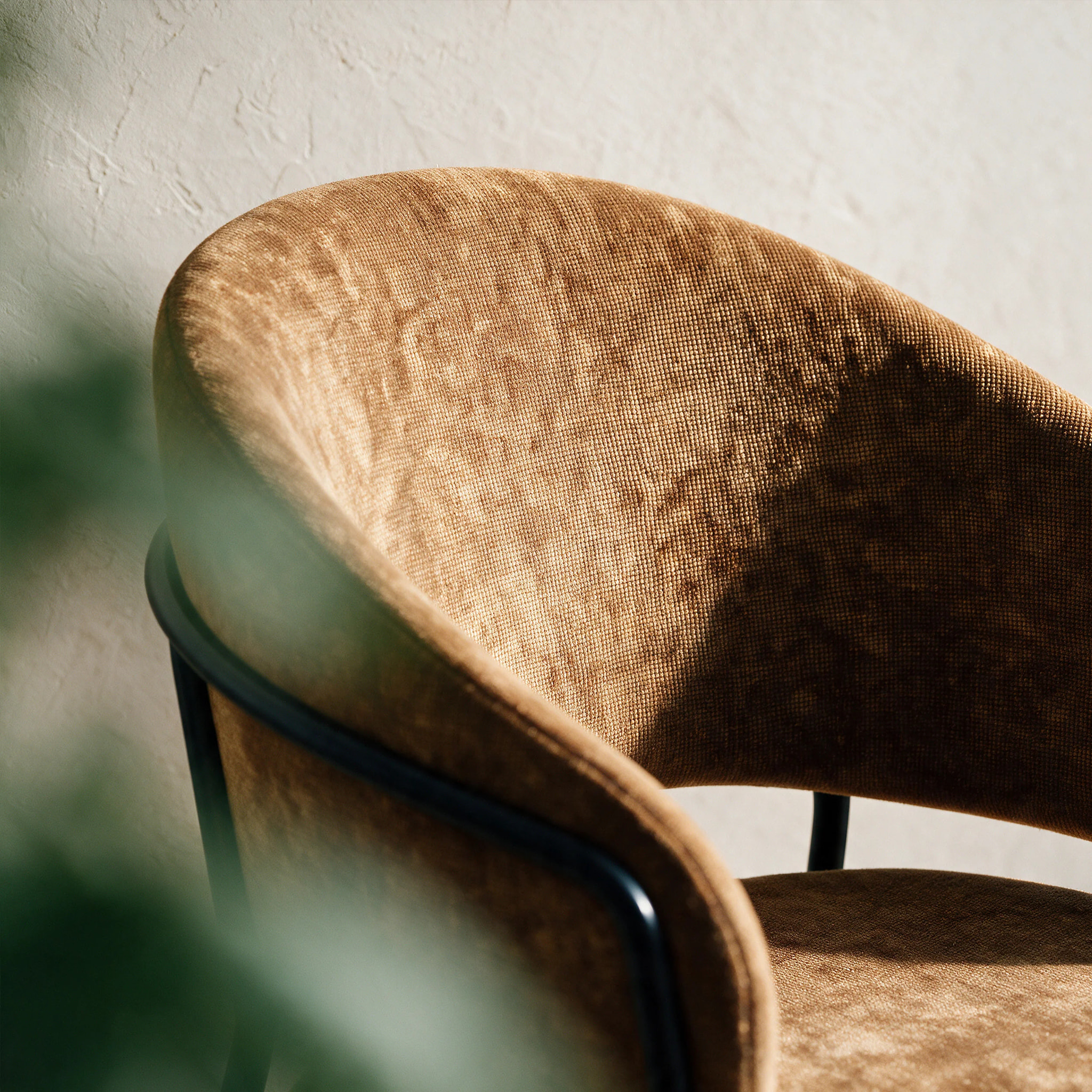 Lot de 2 chaises en tissu caramel et pieds en métal noir - Amaya