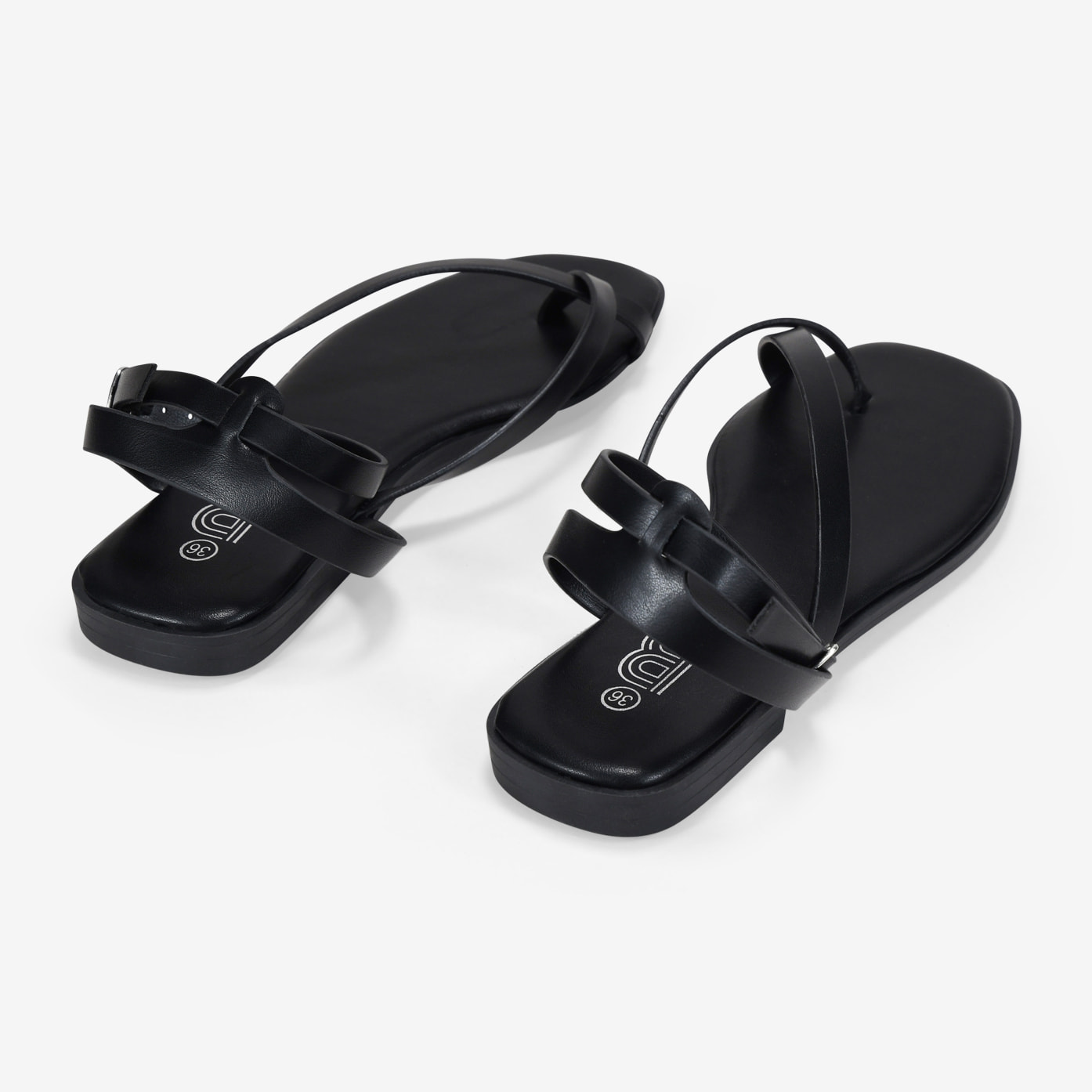 Sandalias de dedo negras con pulsera y hebilla