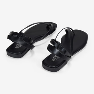 Sandalias de dedo negras con pulsera y hebilla