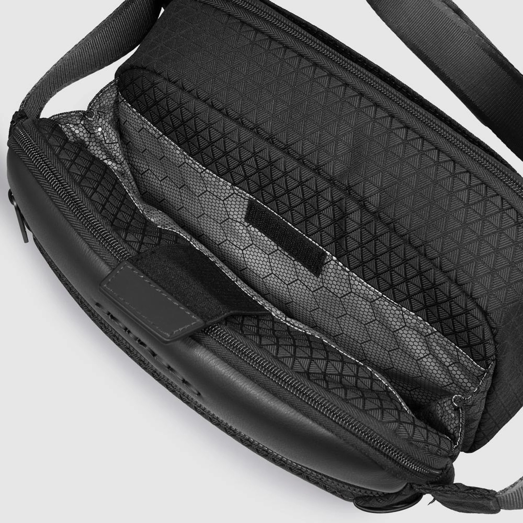 Piquadro Marsupio in tessuto riciclato con sistema di sicurezza antifurto e protezione RFID