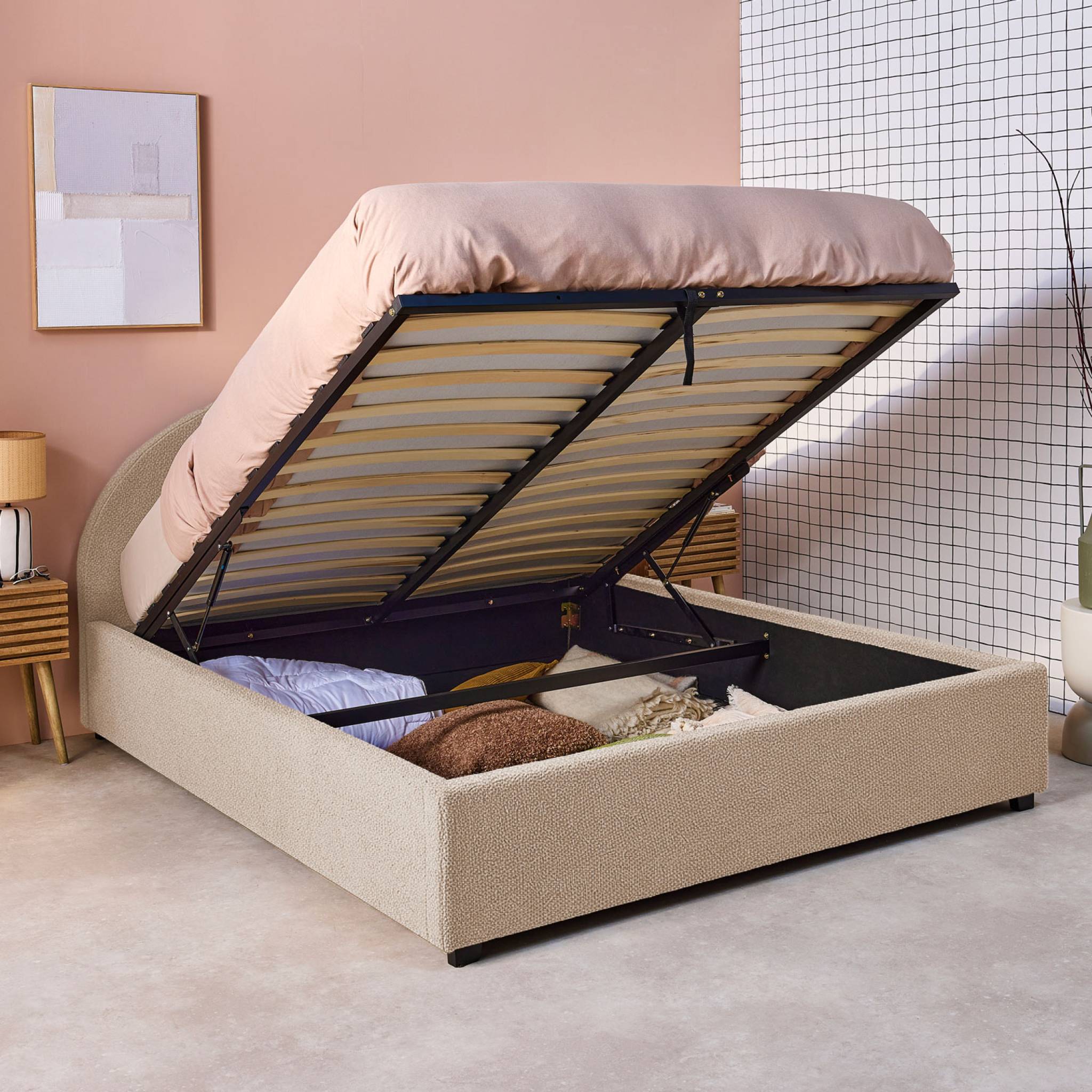 Lit coffre avec sommier à lattes et tête de lit. finition bouclette. nude. L 206 x P 153.5 x H 102cm