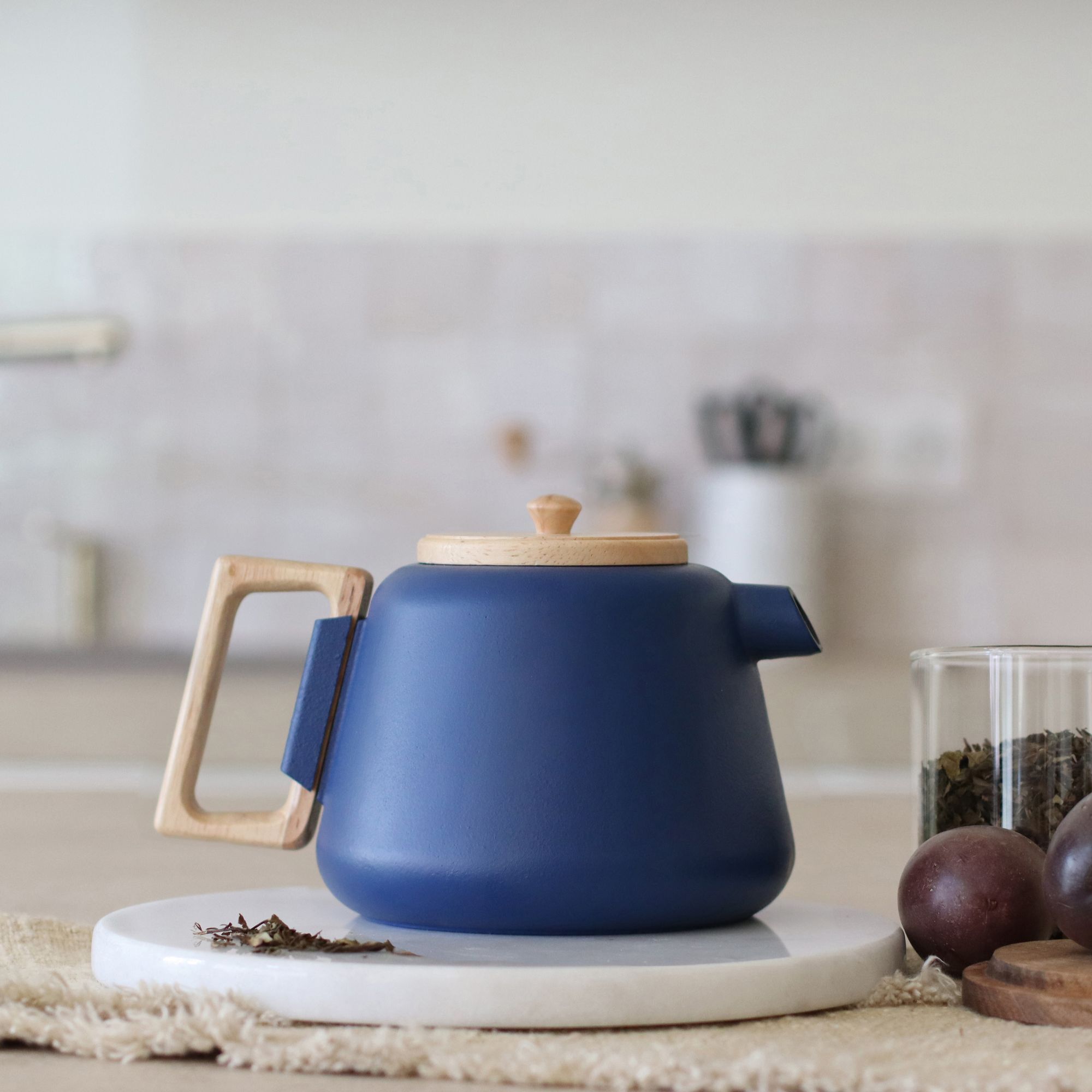 Théière en fonte bleue avec couvercle en bois 500ml VIGGO