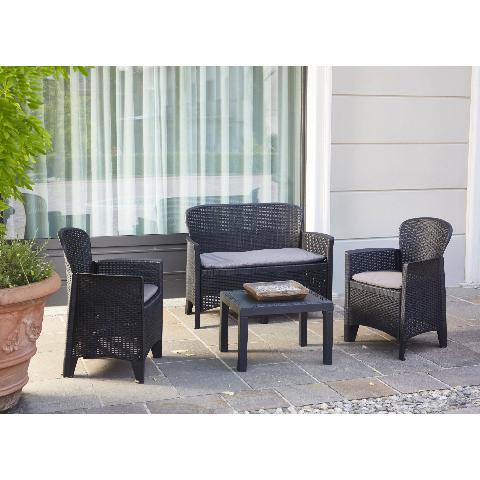 Set salotto da esterno Ostuni, Set da giardino con 2 poltrone, 1 divano ed 1 tavolino, Salottino effetto rattan con cuscini, 100% Made in Italy, Antracite