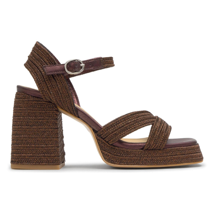 Sandalia valle tacón 10 cm con trenzado metalizado artesanal