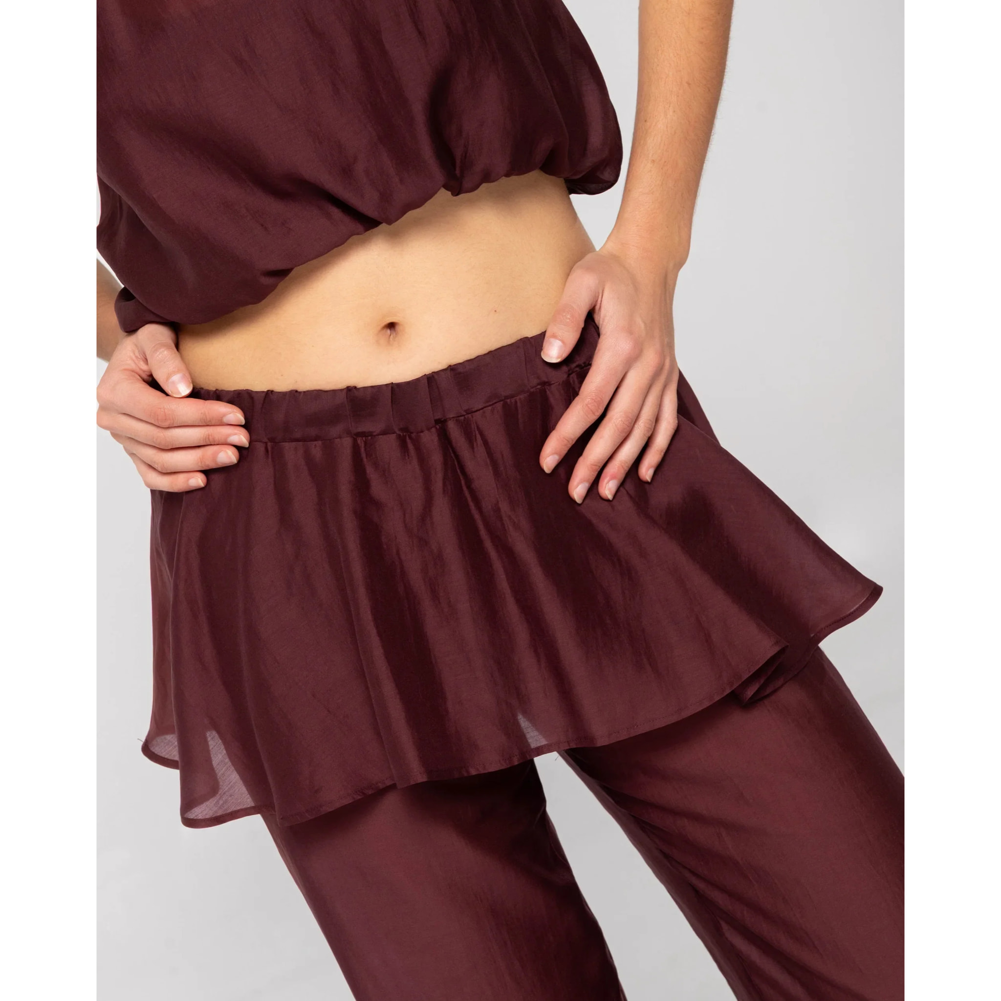 Pantalón recto efecto bombacho de mujer con sobrefalda y cintura elástica