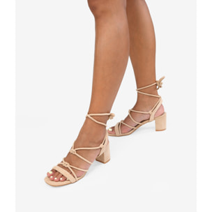Sandalias beige con tacón ancho