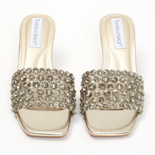 Sandali in simil pelle con tacco a rocchetto e fascia gioiello