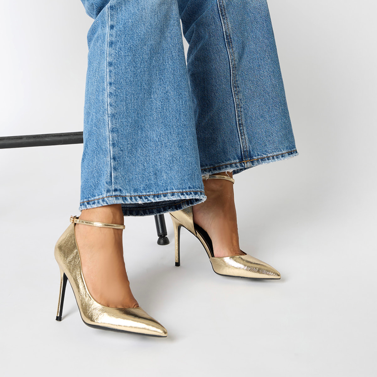 Décolleté open shank oro con tacco 10,7 cm