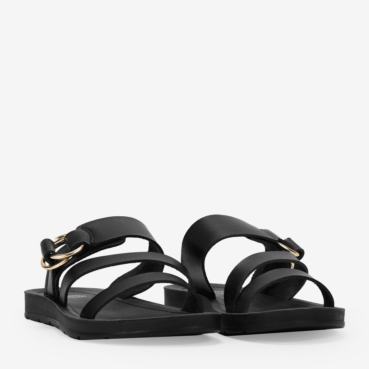 Sandalias planas negras con argollas metálicas