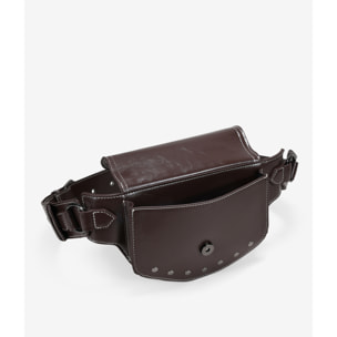 Riñonera marrón con solapa y tachuelas