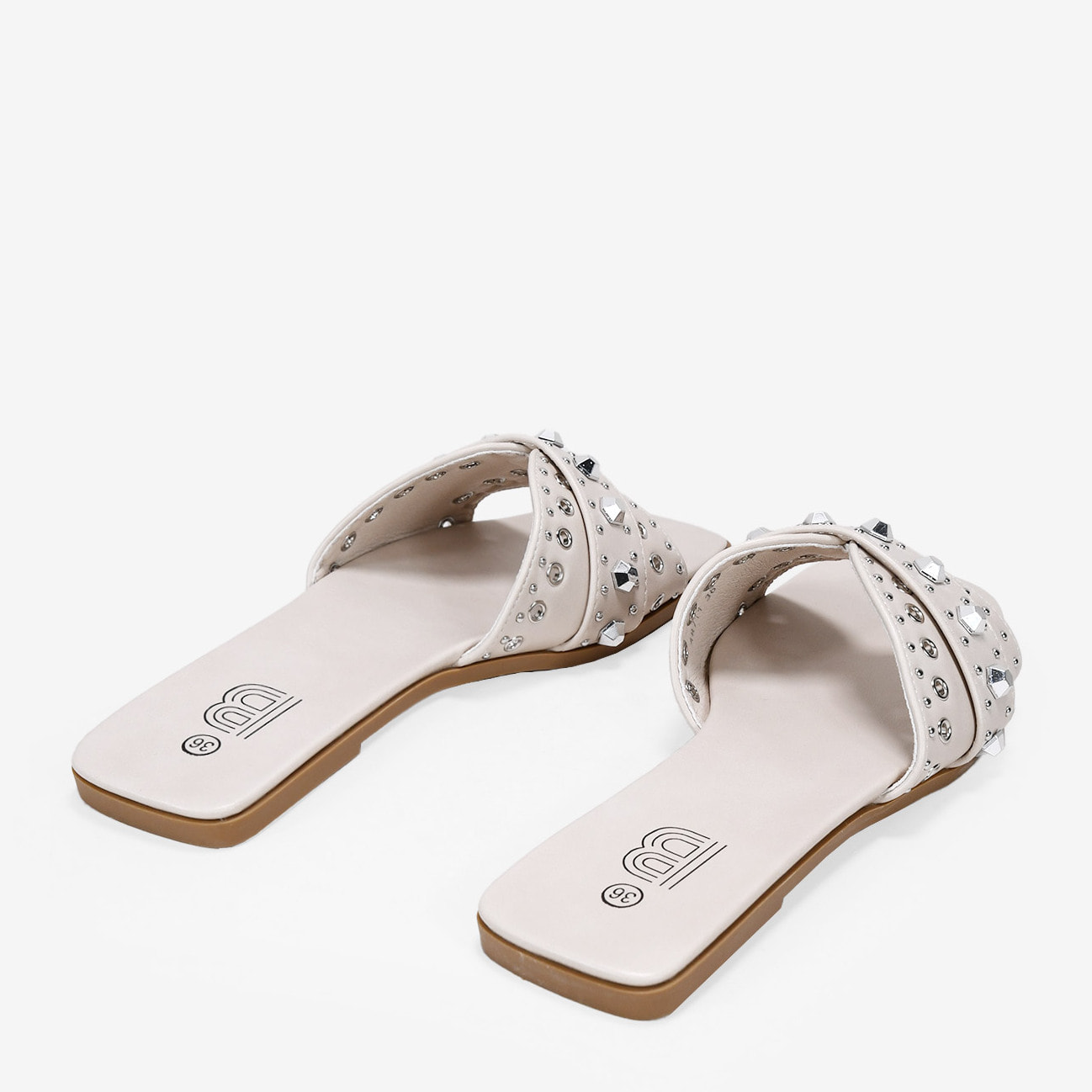 Sandalias planas beige con tachas metálicas